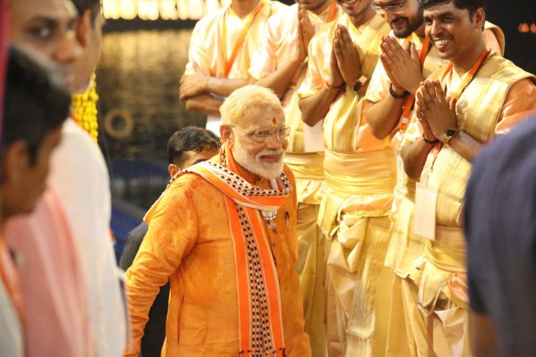 Modi takes part in Ganga Aarti after a massive roadshow