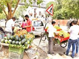 उत्पीड़न के विरोध में ठेला पटरी व्यापारियों ने किया प्रदर्शन