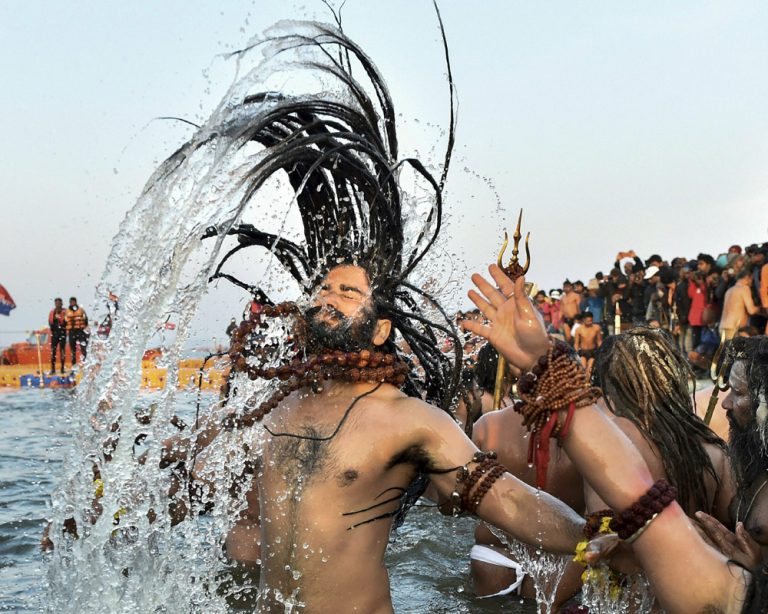 Makar Sanskranti: Lakhs of devotees take dip in the holy river Ganga on auspicious occasion