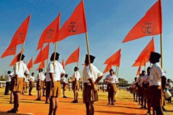 RSS men distribute food packets to homeless peolpe in Lucknow