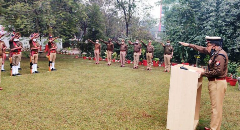 Lucknow: Police Commissioner hoists the tricolor, people celebrate Republic Day with zeal and fervour