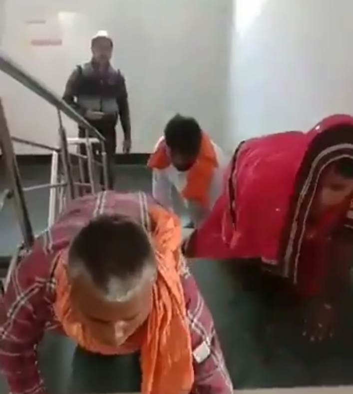 Bhadohi: Hospital staffs  compel ‘Divyangs’ to climb on stairs for disability registration