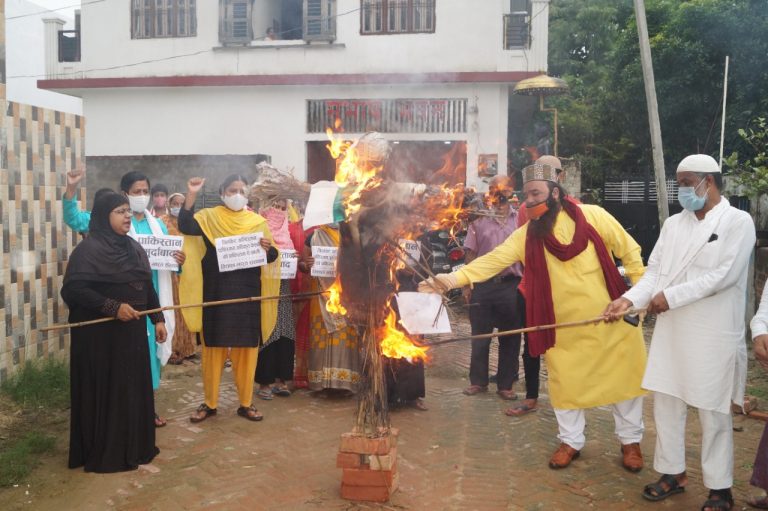 Muslim women burn effigy of Pakistan over Mehbooba’s pro-Pakistan sentiment