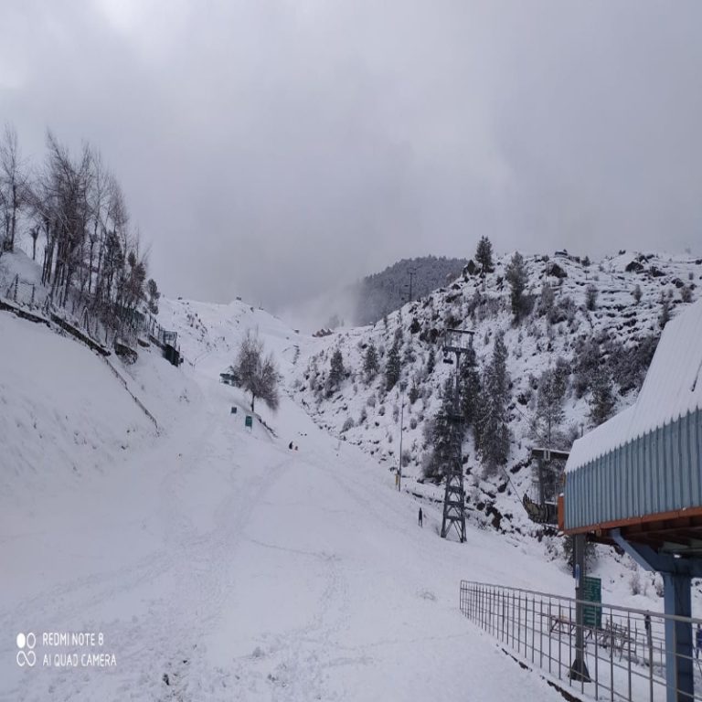 Uttarakhand: Heavy snowfall, severe cold in Badrinath, Hemkund Sahib and Auli