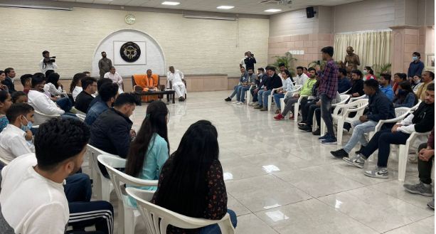 CM Yogi meets students returned from Ukraine