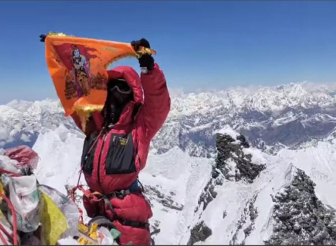 ‘Dhakad’ girl of Bastar hoists ‘Shri Ram’ flag on Mount Lhotse