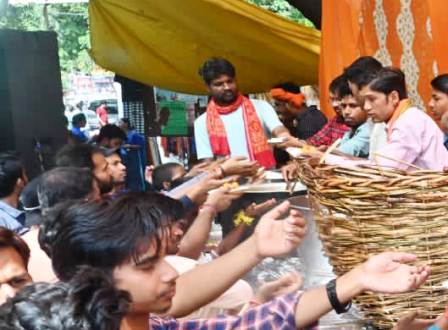 Lucknow: Throng of devotees gather at Bada Mangal ‘bhandaras’ in city