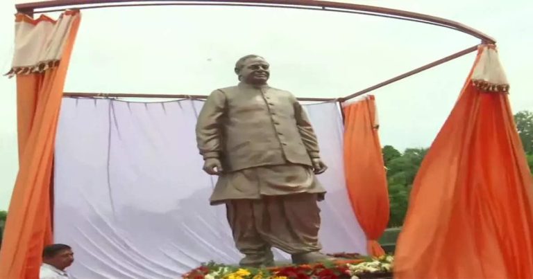 UP: CM Yogi unveils statue of Kalyan Singh