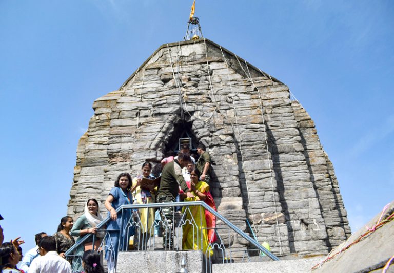 Devotees throng Shankaracharya temple in Srinagar