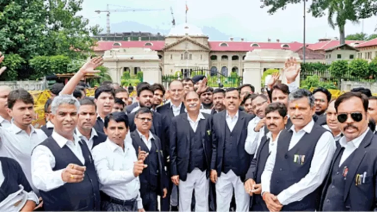 Lawyers in Lucknow, Hapur still on strike in protest over lathicharge