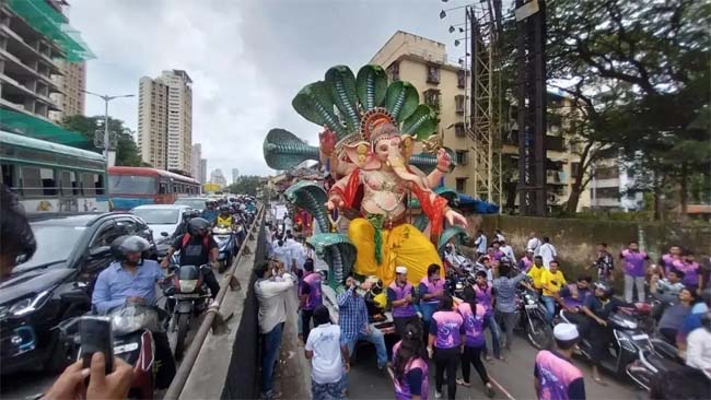 Lord Ganesha installed in 2,729 public pandals of Mumbai, Maharashtra immersed in devotion