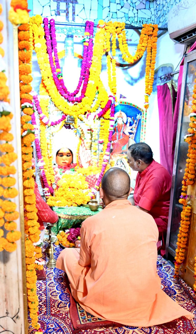 Yogi pays obeisance at Chhoti Devkali temple, Digambar Jain temple in Ayodhya