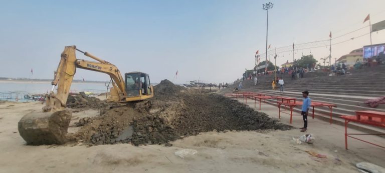 Varanasi: Assi Ghat to be seen again in its old look, silt is being cleaned by poclain machine