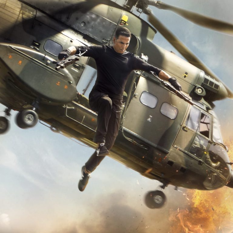 Why Akshay Kumar jumps from chopper with machine gun in both hands? reason will shock you