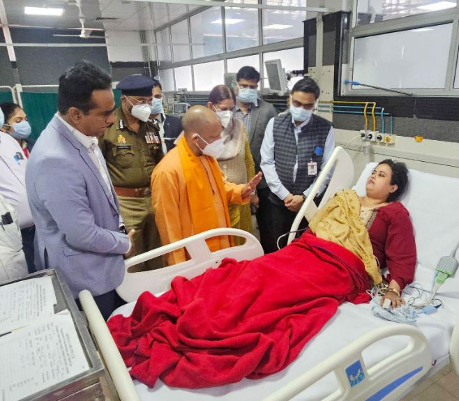 Yogi meets injured at Trauma Centre of KGMU in Lucknow