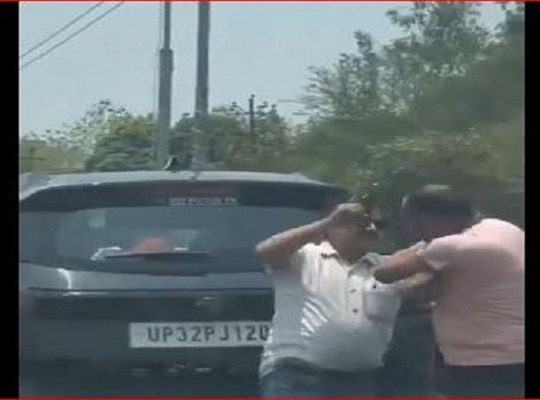 Road rage incident caught on camera in Lucknow, Man hits another with pistol, grabs collar, arrested