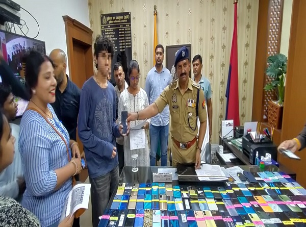 Lucknow Commissionerate Police returns 111 lost cell phones to their owners