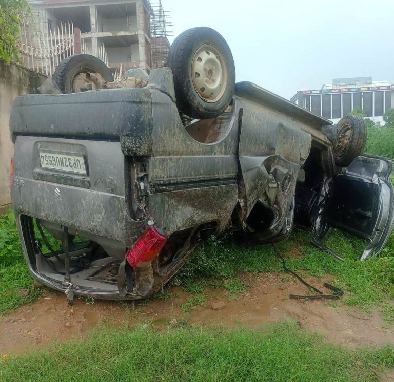 School vehicle collided with barrier in Lucknow, injuring 6 pupils