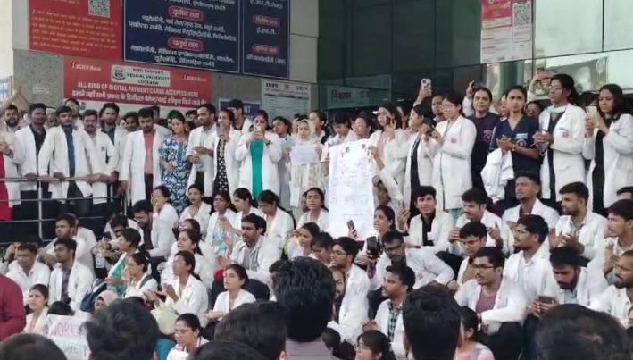 Junior doctors’s protest continues for the 2nd day at KGMU and Lohia Institute