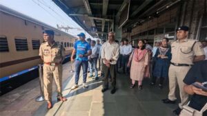 Sudden stampede at Bandra station due to train delay: GRP