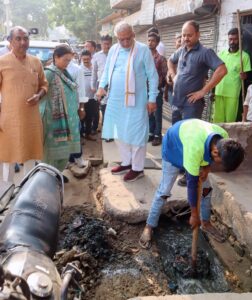 Suresh Khanna takes stock of cleanliness standard of Lucknow, directs to deduct salary of responsible officer