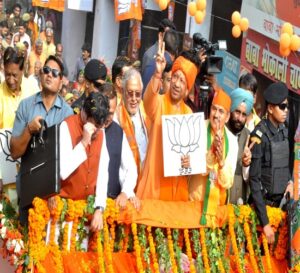 Kanpur public gathers to greet CM Yogi during his roadshow, shouts Modi, Yogi slogan