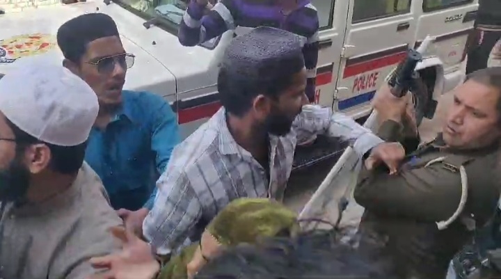 Full story: Case filed against 111 for pushing and shoving NIA team for arresting Islamic teacher in Jhansi