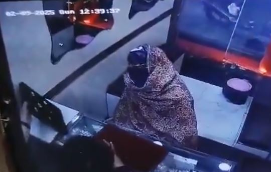 Burqa-clad woman decamps with gold from jeweler’s shop in Lucknow