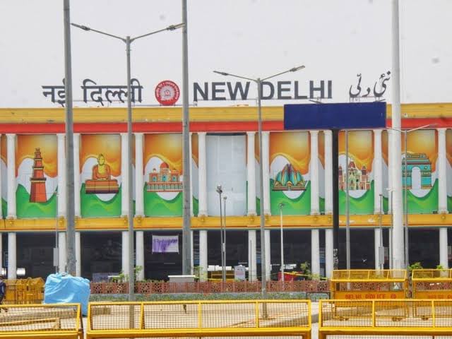 Sale of platform tickets stopped in New Delhi Rly stns, CRPF deployed for crowd management