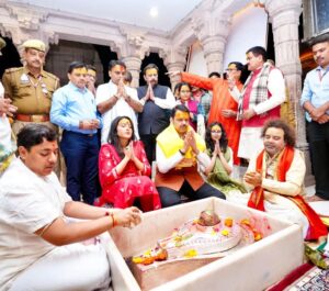 Maharashtra Chief Minister Fadnavis visits Kashi Vishwanath temple with family