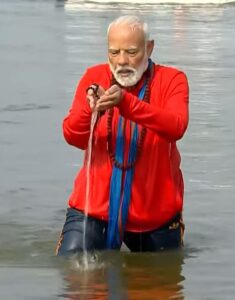 PM Modi renders the message of ‘Vasudhaiva Kutumbakam’ by taking a holy dip in Sangam