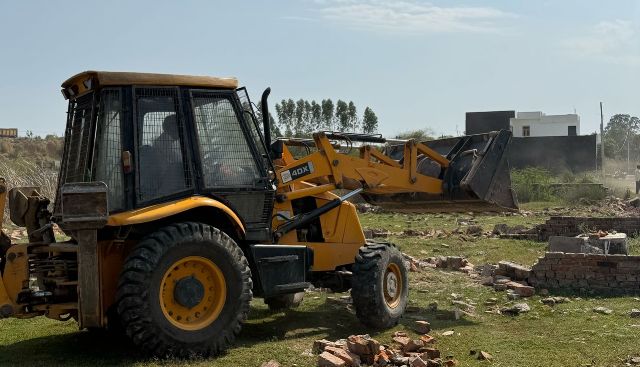 Bulldozers run on 100 bighas of illegal plotting in Lucknow