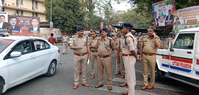 Police-Lawyers face off: Lucknow Police cordons off the civil court, removes heavy vehicles